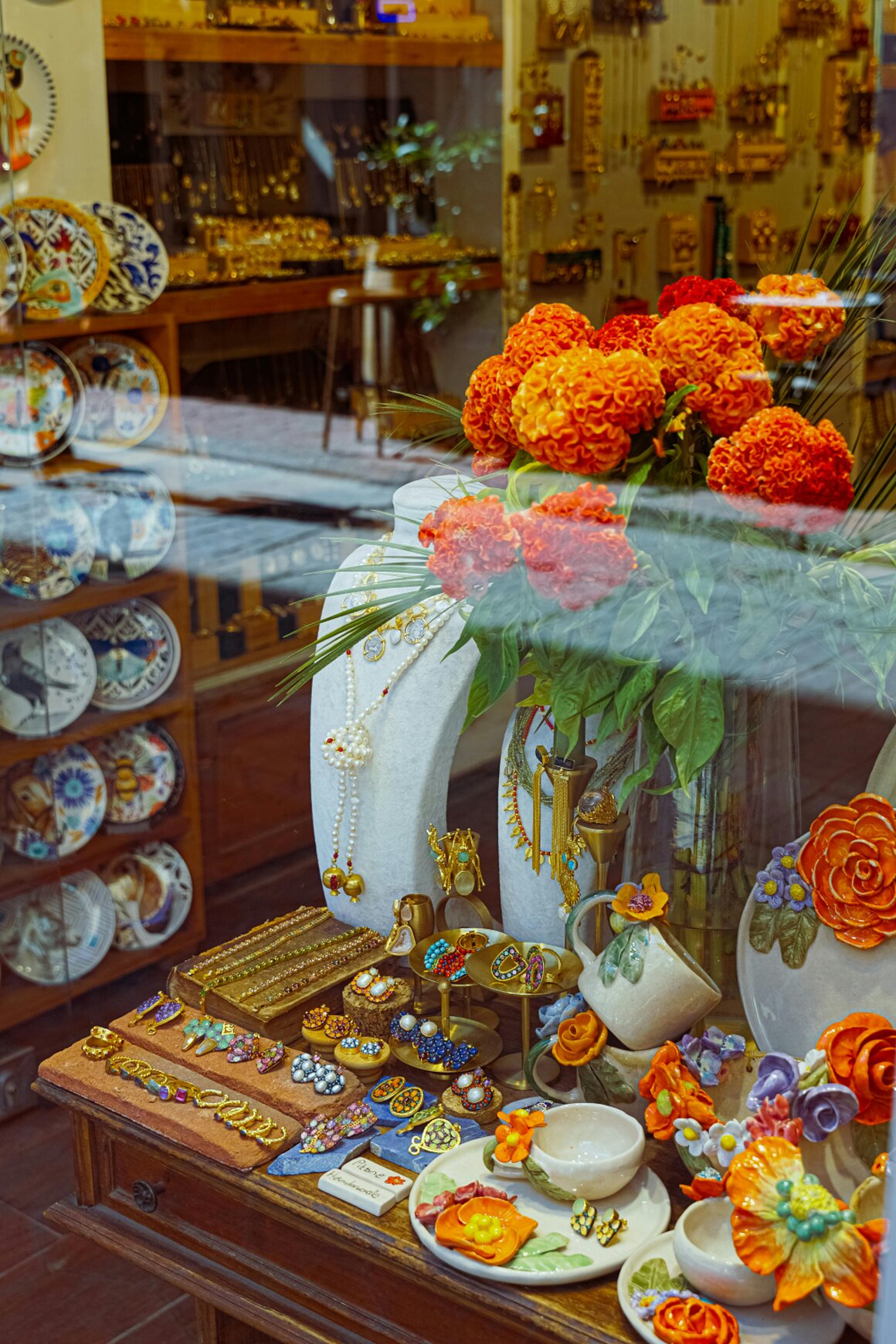 Ingressos e números de rifa beneficente sobre uma mesa